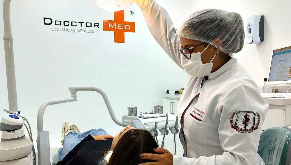 Dentista da Docctor Med em atendimento odontológico