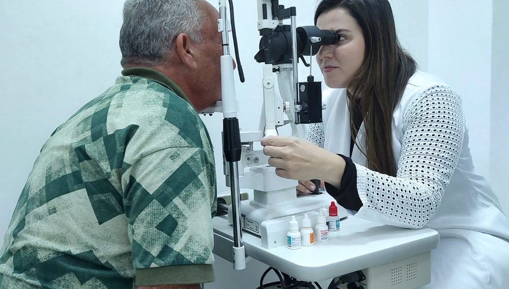 Médica da Docctor Med atendendo paciente em exame oftalmológico